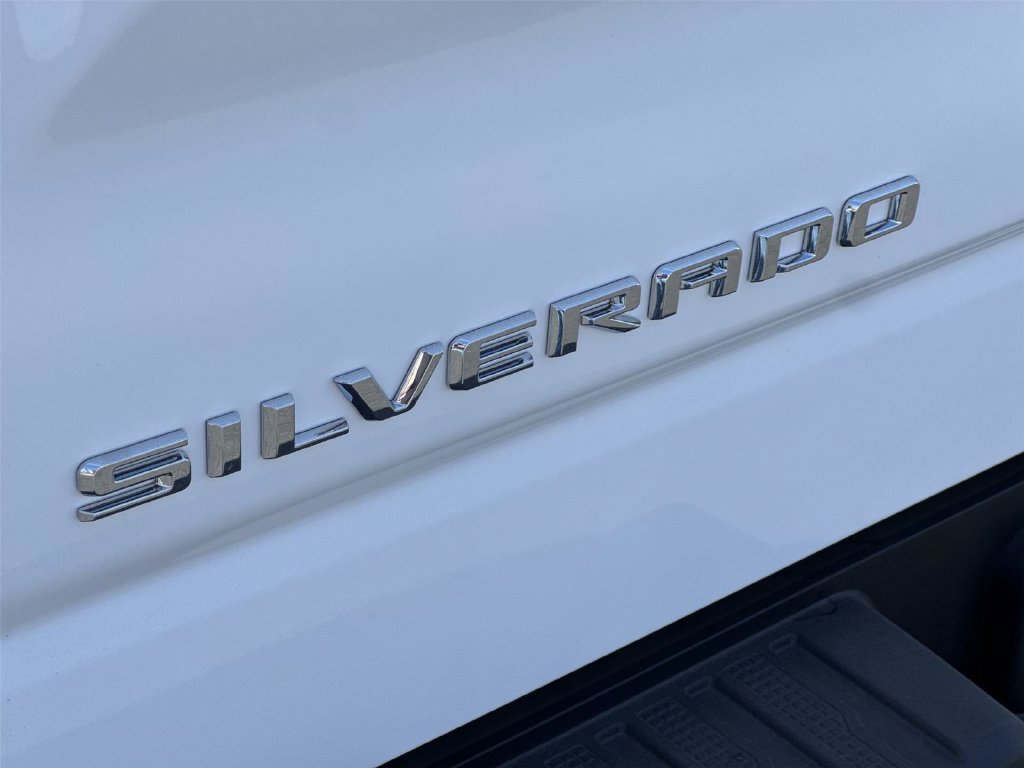 New 2026 Summit White Chevrolet WT image 24