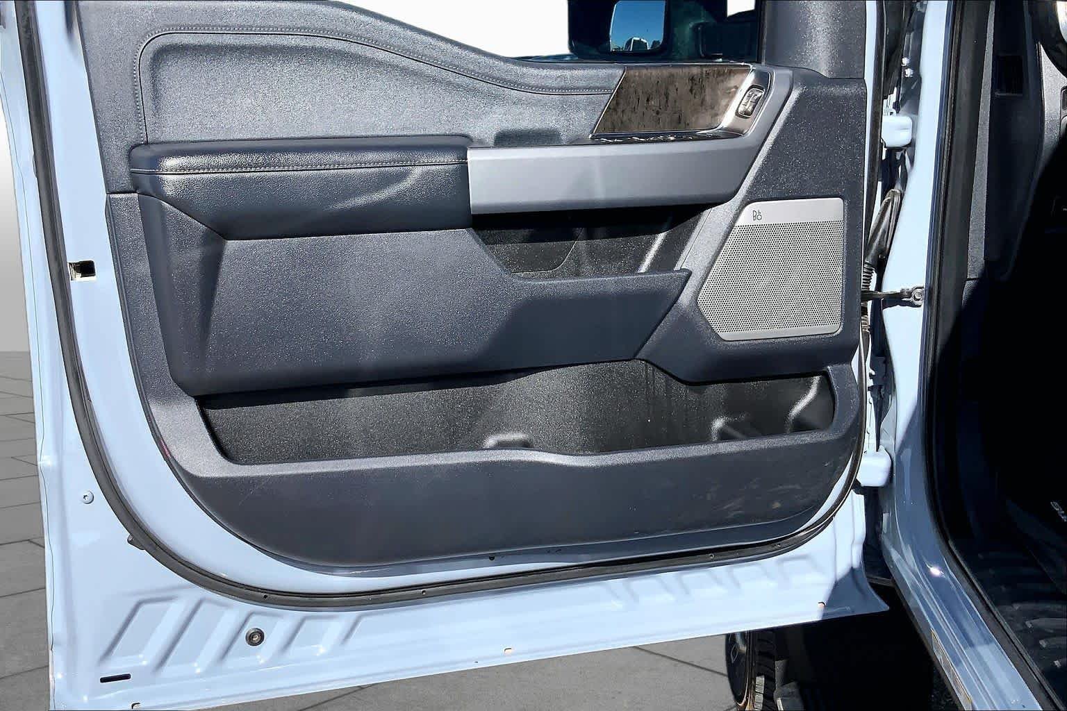 Used 2024 Glacier Gray Metallic TriCoat Ford LARIAT image 22