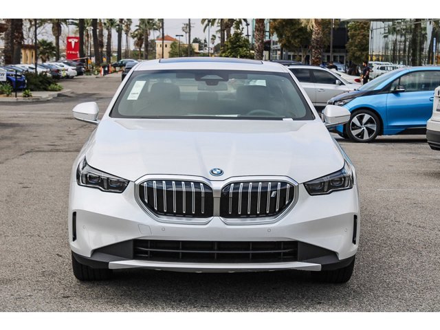 New 2026 Mineral White Metallic BMW eDrive40 image 2