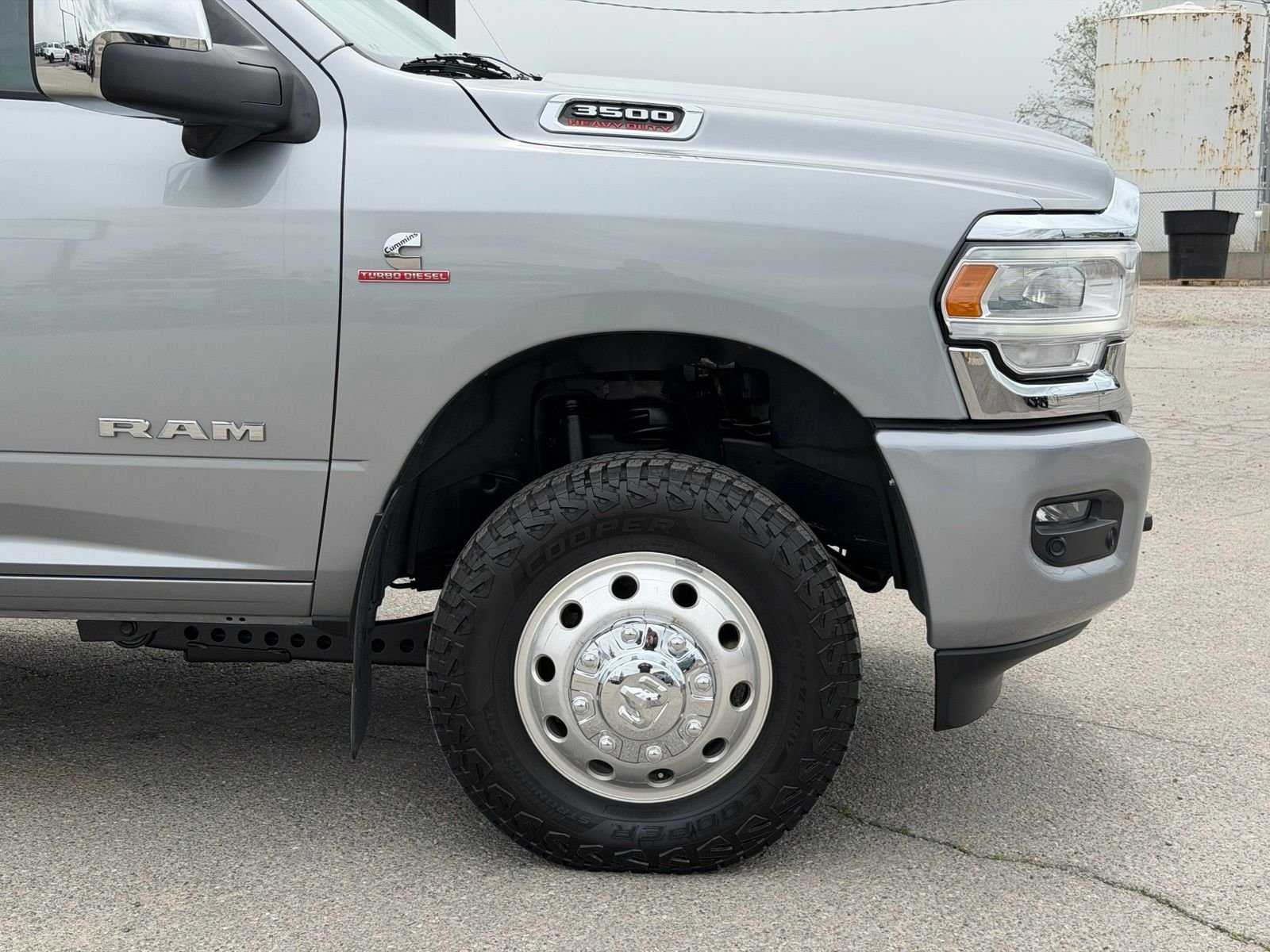 View vehicle photo 4
