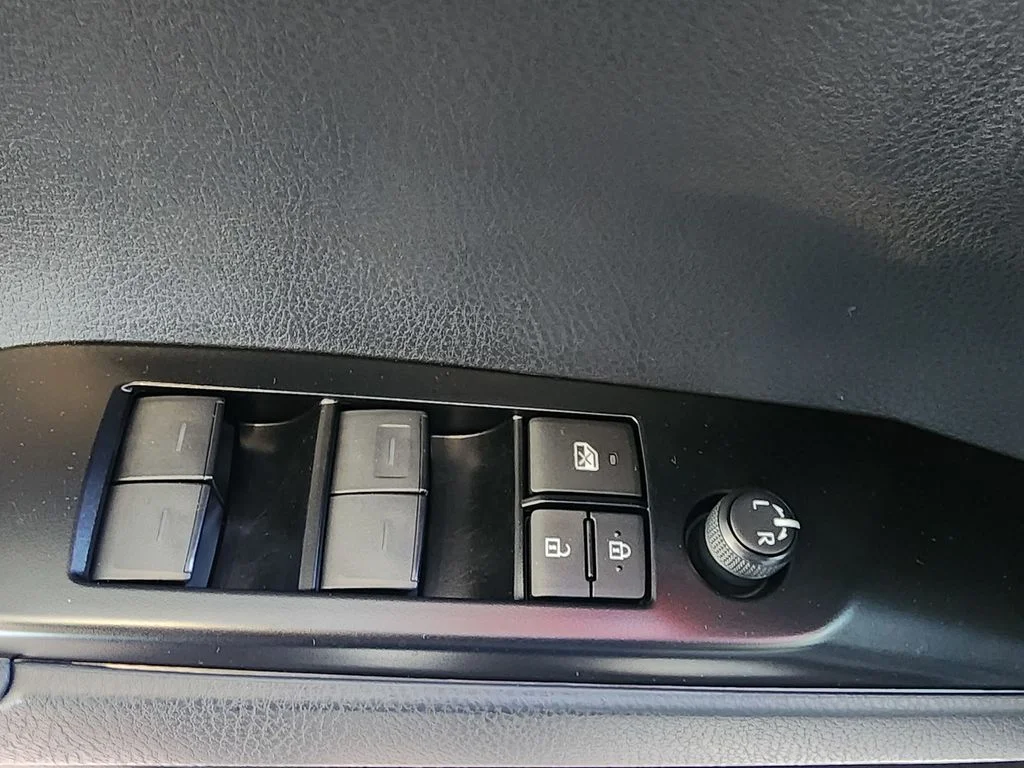 2025 Toyota Camry SE - Photo 15