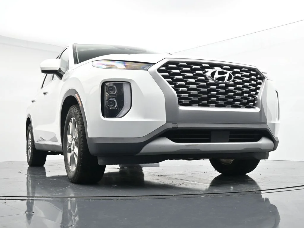 Used 2021 White Hyundai SE image 29