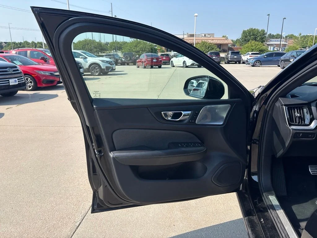 Used 2019 Black Volvo T6 R-Design image 9
