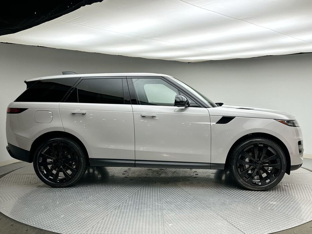 New 2026 Borasco Grey Land Rover SE image 4