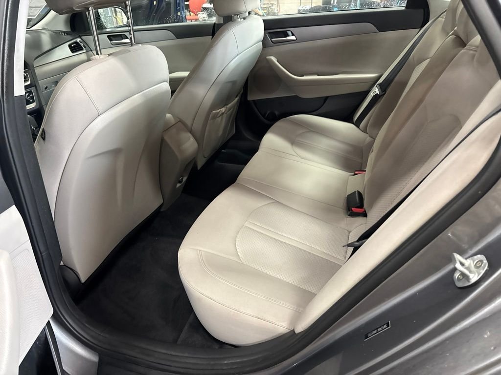 Used 2018 Gray Hyundai SE image 12