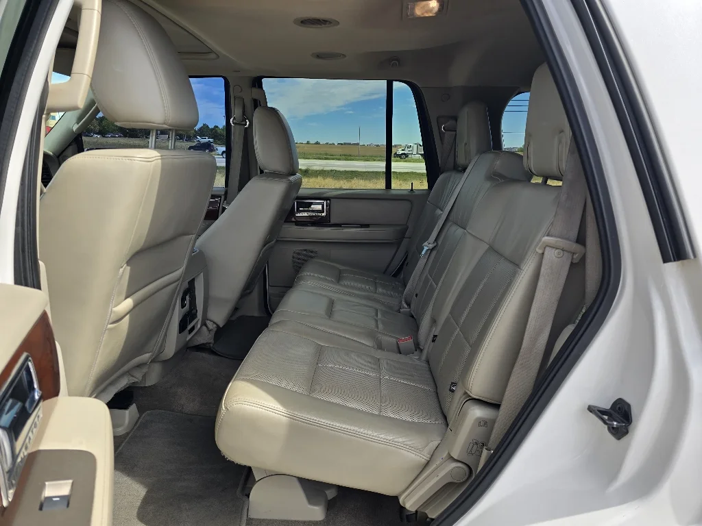 Used 2013 White Platinum Metallic Tri-Coat Lincoln  image 14