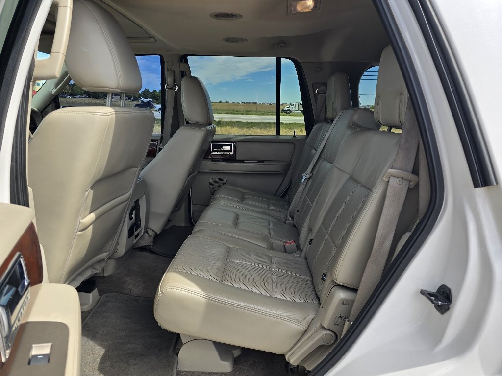 Used 2013 White Platinum Metallic Tri-Coat Lincoln  image 14