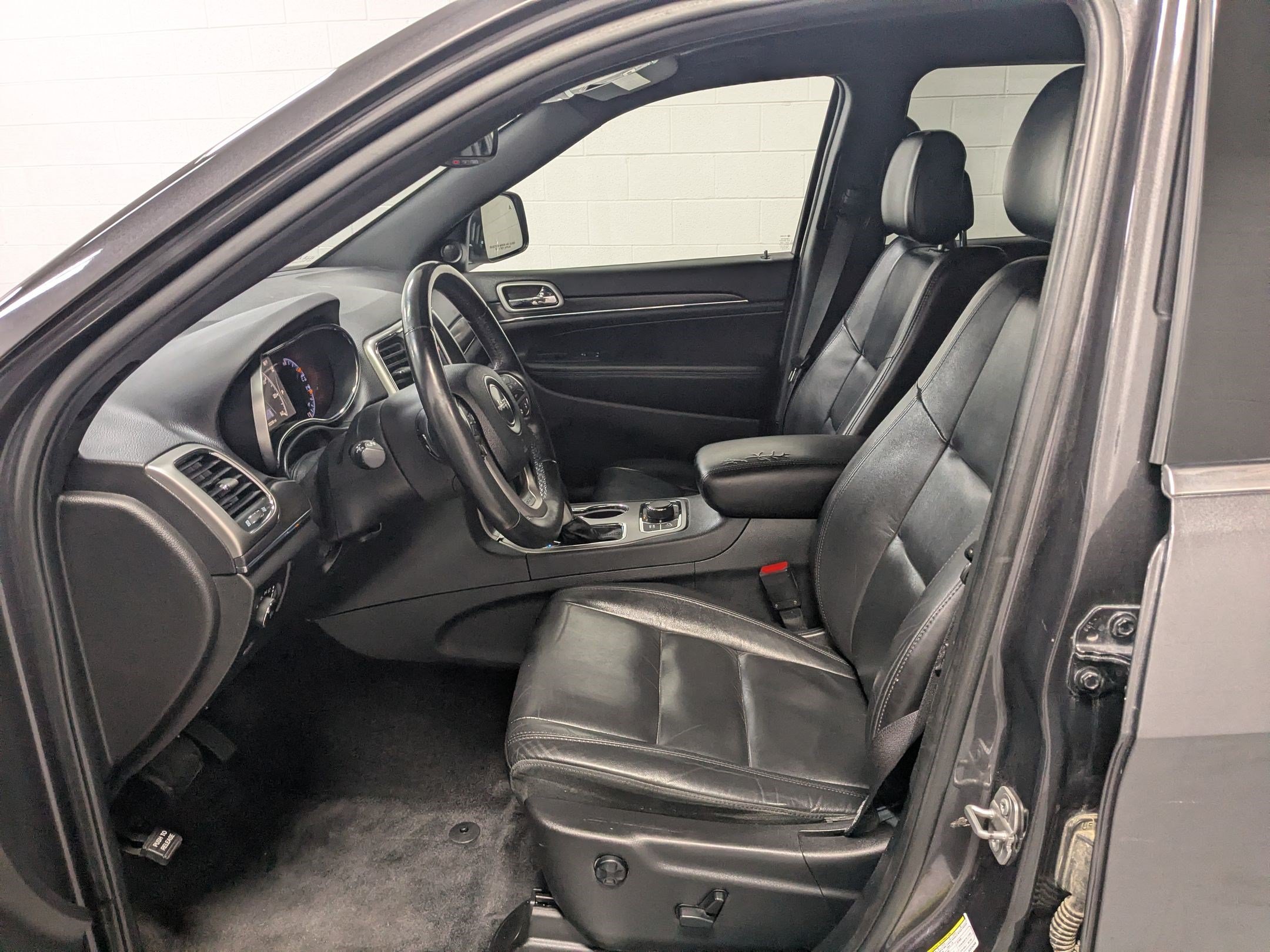 Used 2018 Granite Crystal Metallic Clearcoat Jeep Limited image 17