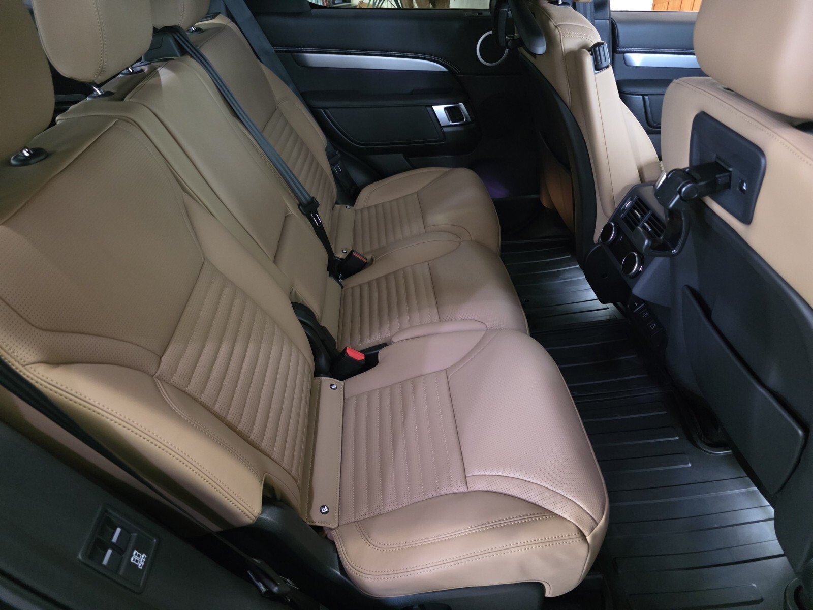 New 2026 Carpathian Grey Land Rover Dynamic SE image 5