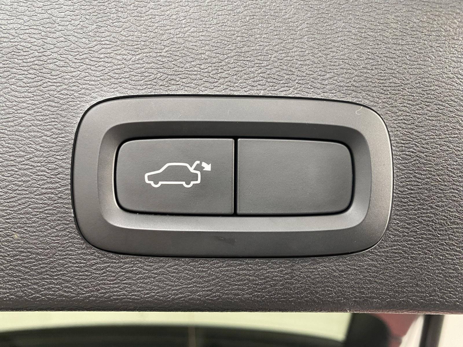 Used 2022 Crystal White Metallic Volvo Momentum image 8