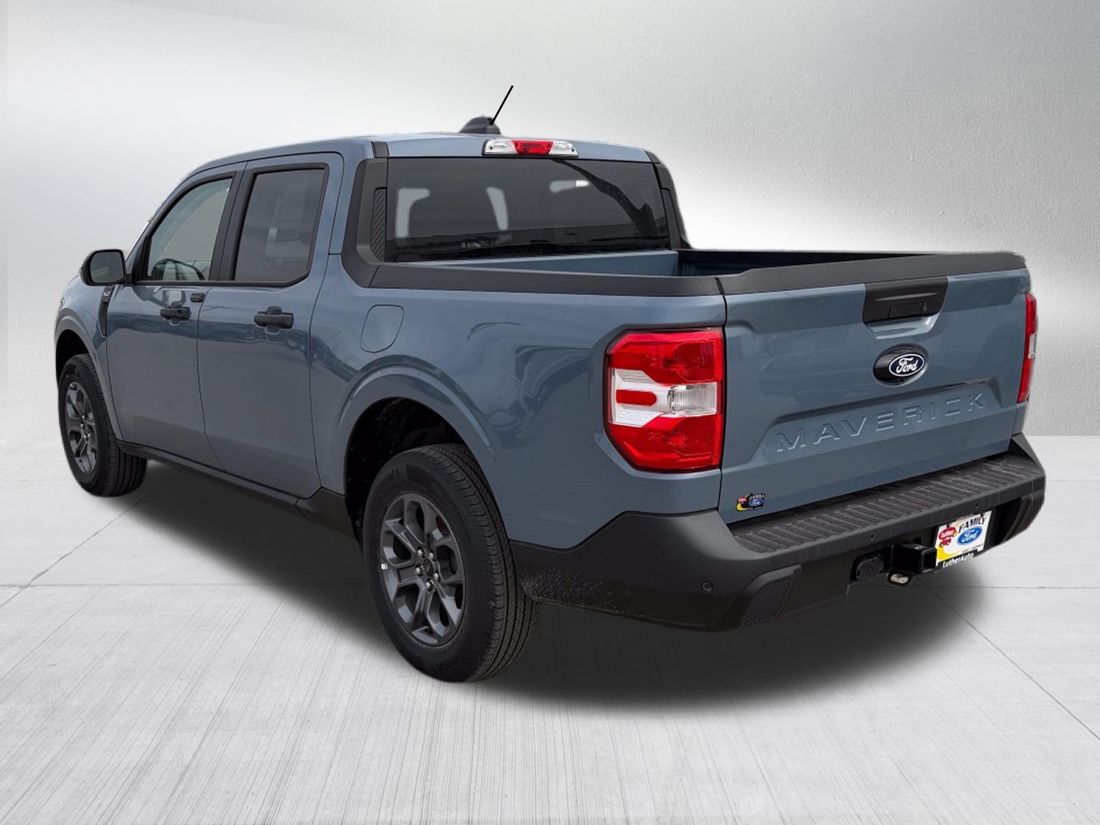 New 2025 Azure Gray Metallic Tri-Coat Ford XLT image 3