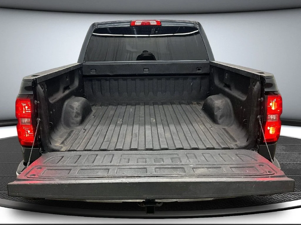 Used 2018 Gray Chevrolet LT image 7