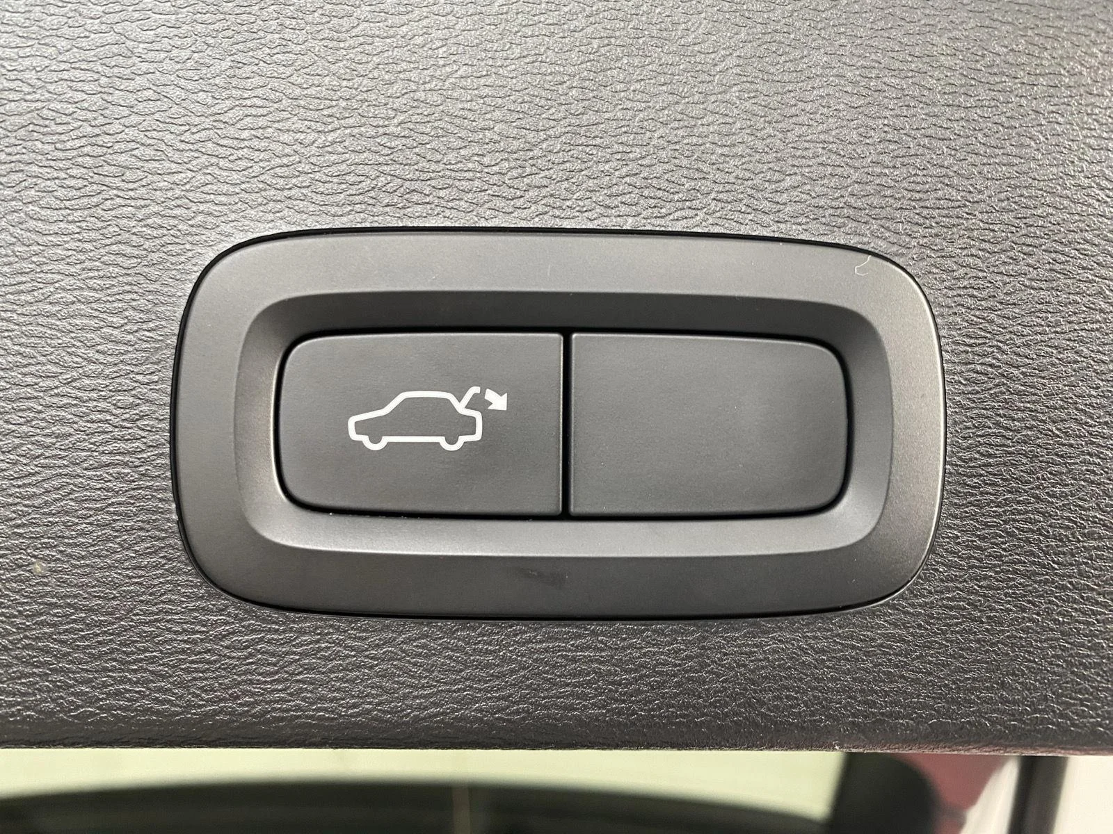 Used 2022 Crystal White Metallic Volvo Momentum image 8