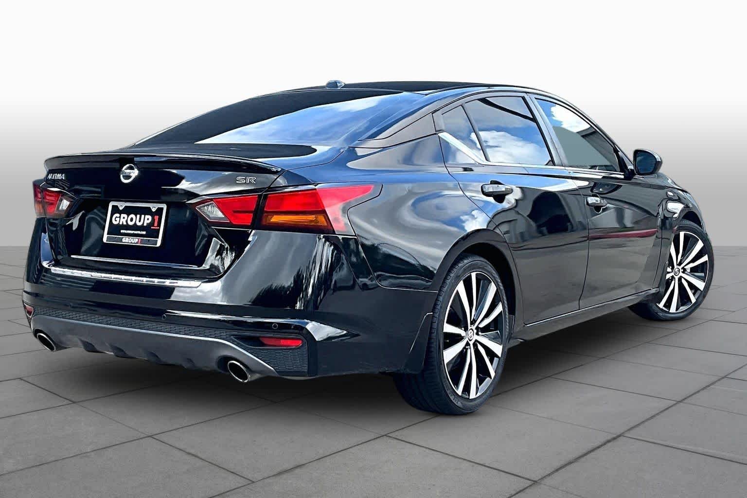 Used 2021 Super Black Nissan 2.5 SR image 13