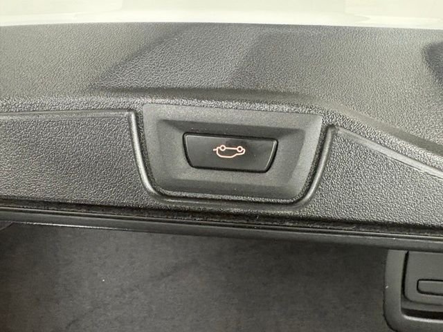 Used 2022 White BMW xDrive40i image 11