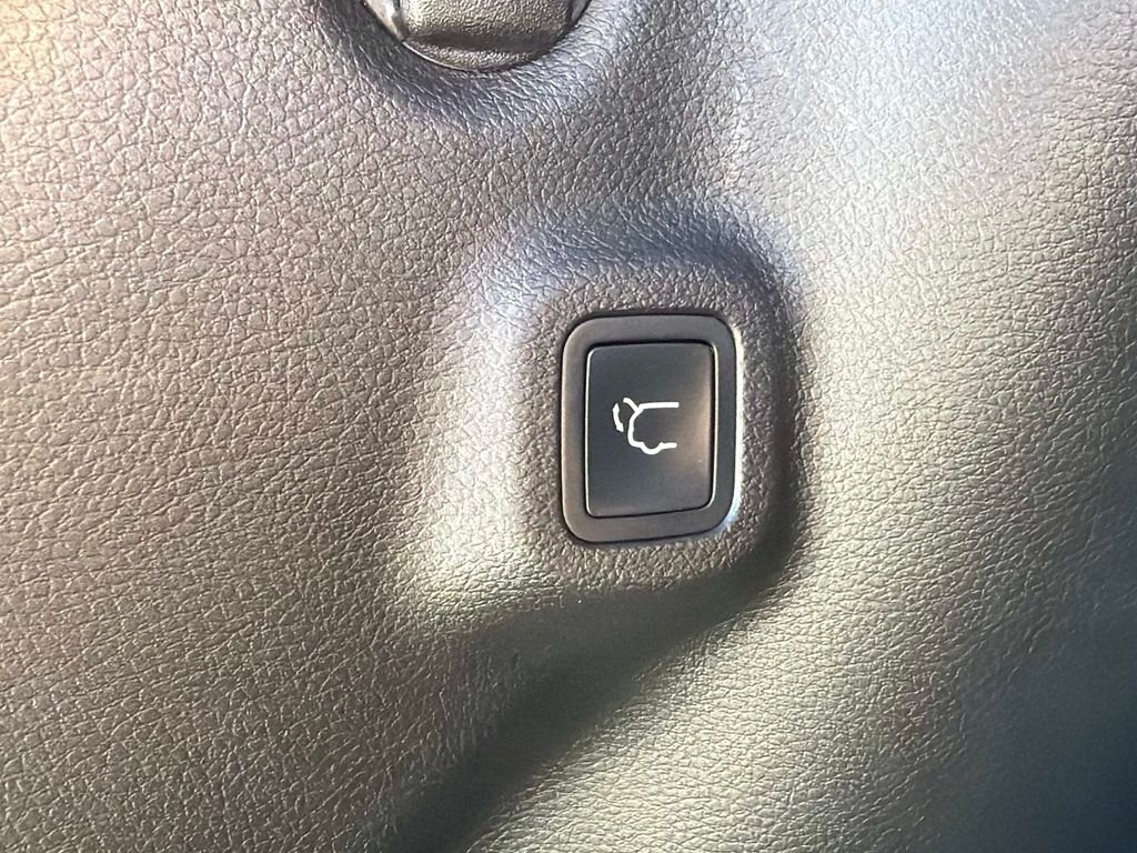 Used 2022 Black Jeep Latitude Lux image 12