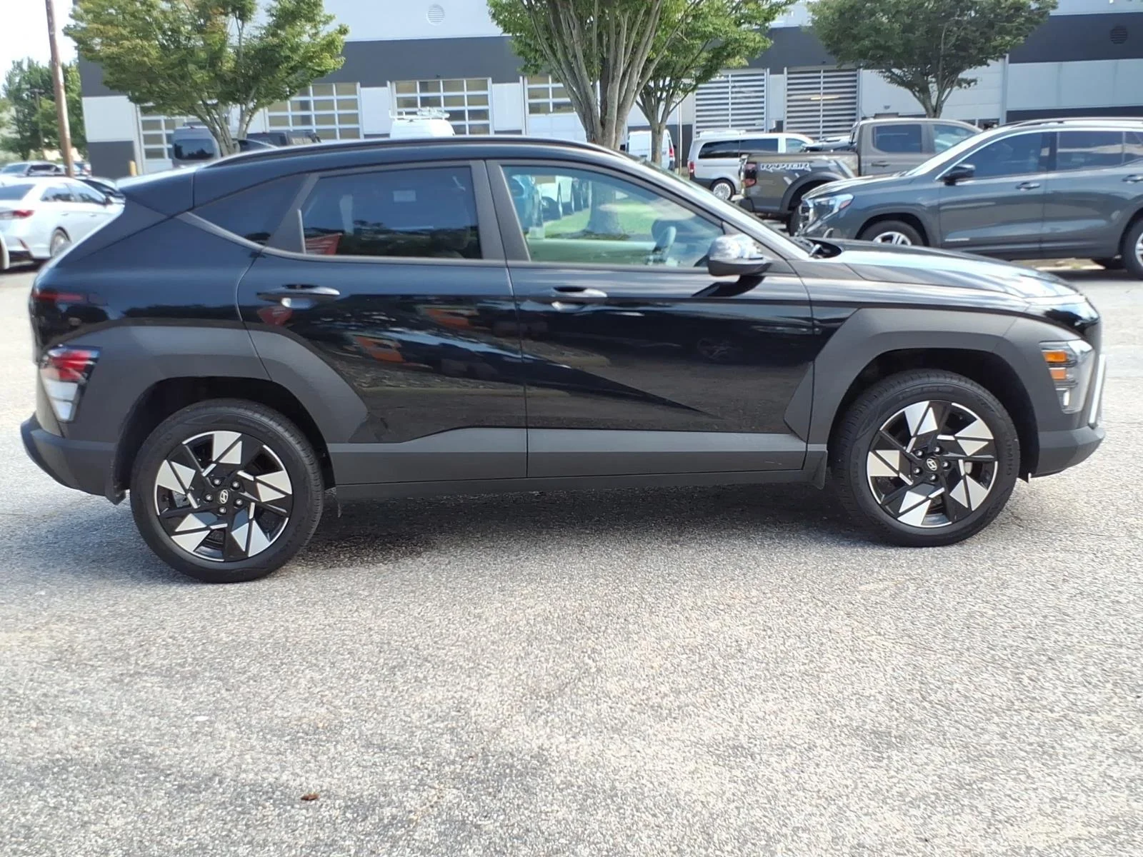 Used 2025 Abyss Black Pearl Hyundai SEL image 7