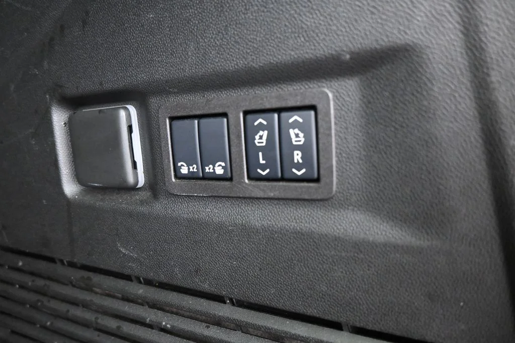 Used 2025 Onyx Black GMC Denali image 41