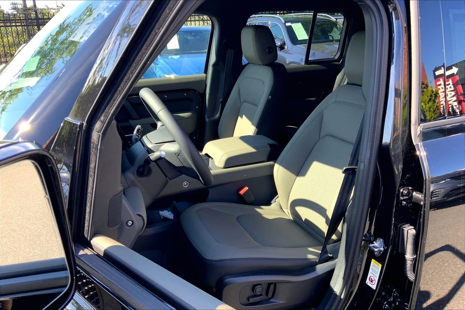 New 2026 Santorini Black Land Rover X-Dynamic SE image 9