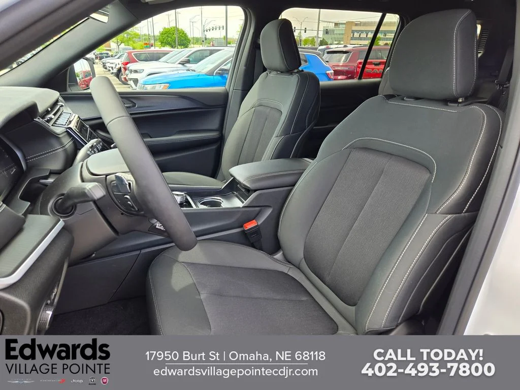 New 2026 Bright White Clear-Coat Exterior Paint Jeep Laredo image 14