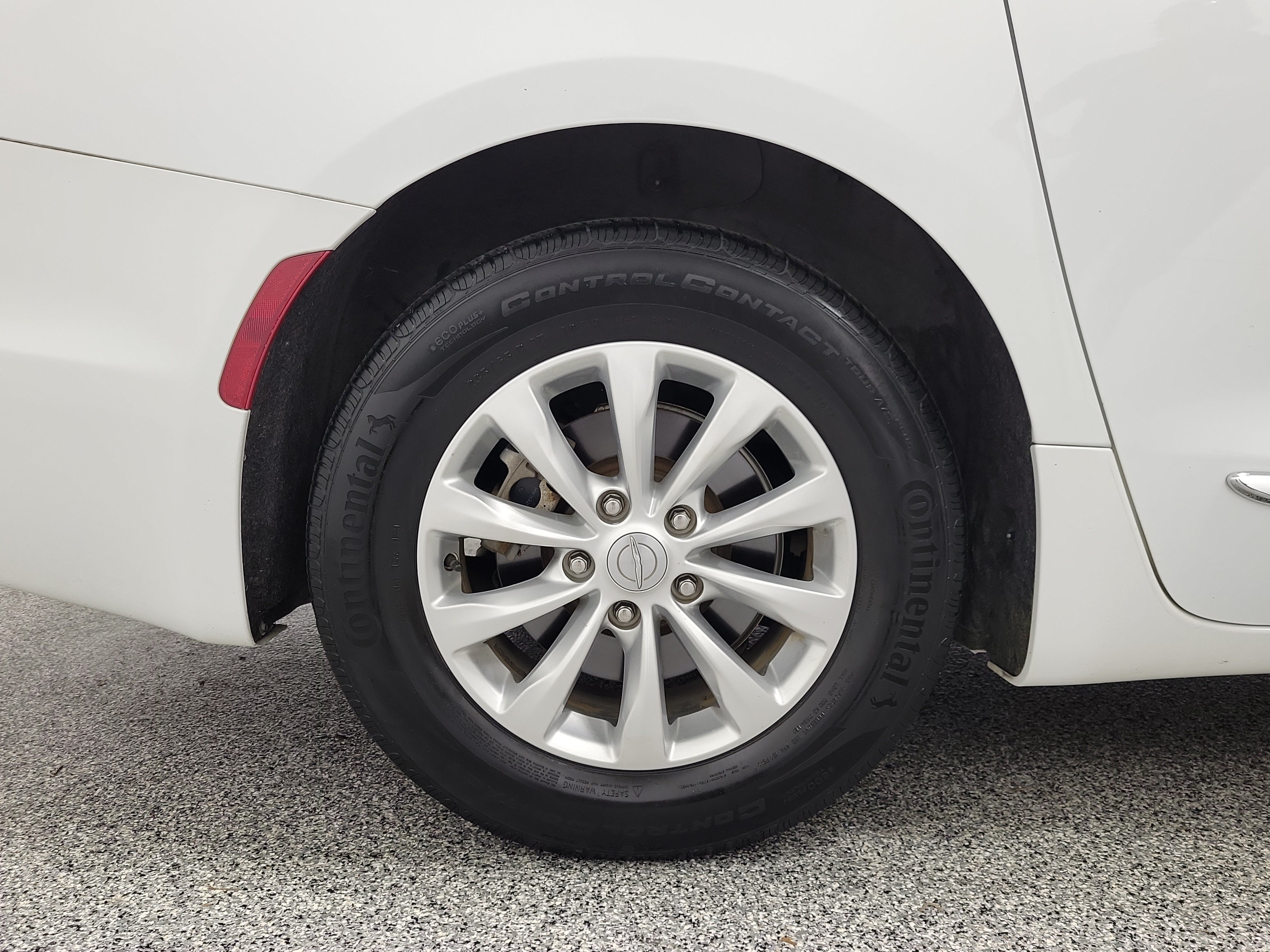 Used 2019 Bright White Clearcoat Chrysler Touring L image 9