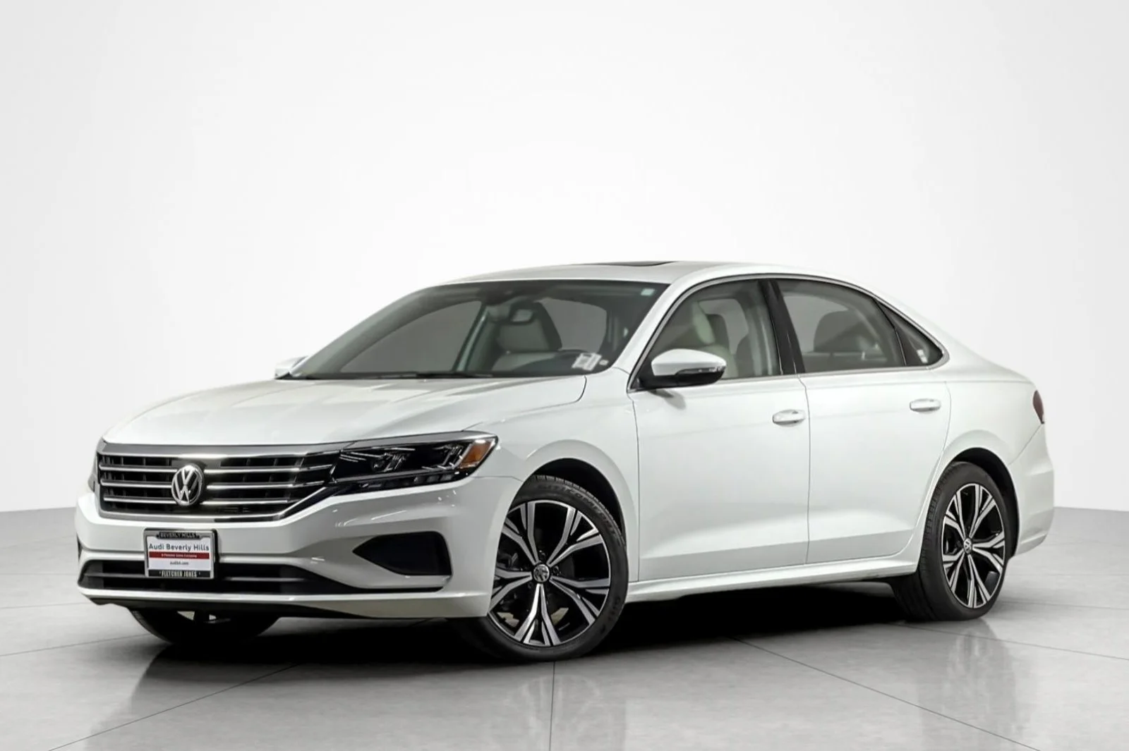 Used 2022 Pure White Volkswagen 2.0T SE Auto image 1