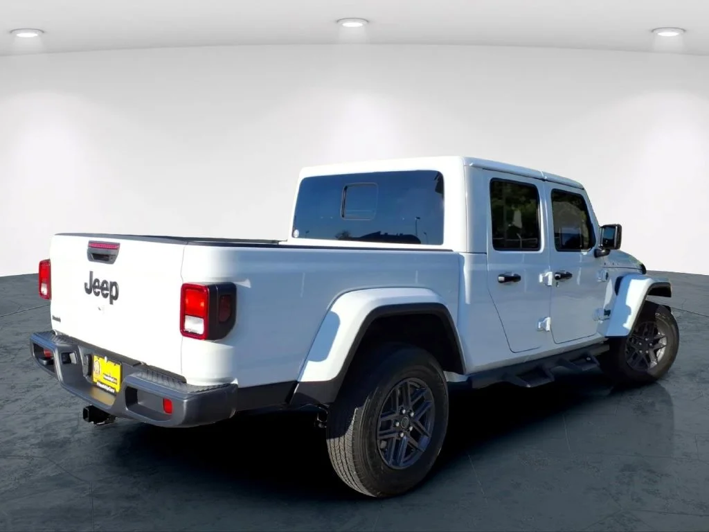 Used 2025 White Jeep Sport S image 8