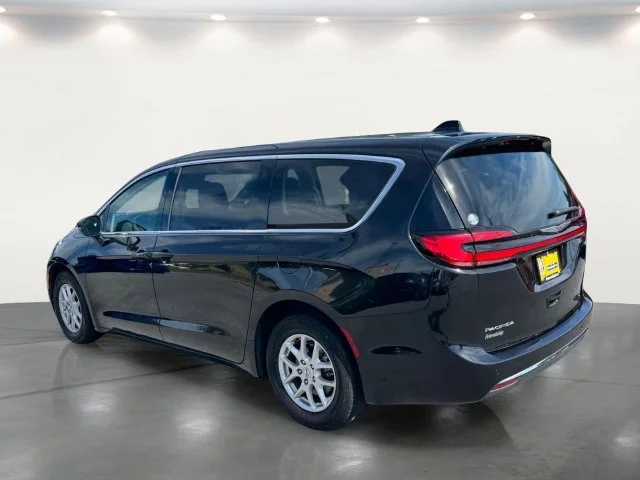 Used 2023 Black Chrysler Touring L image 5