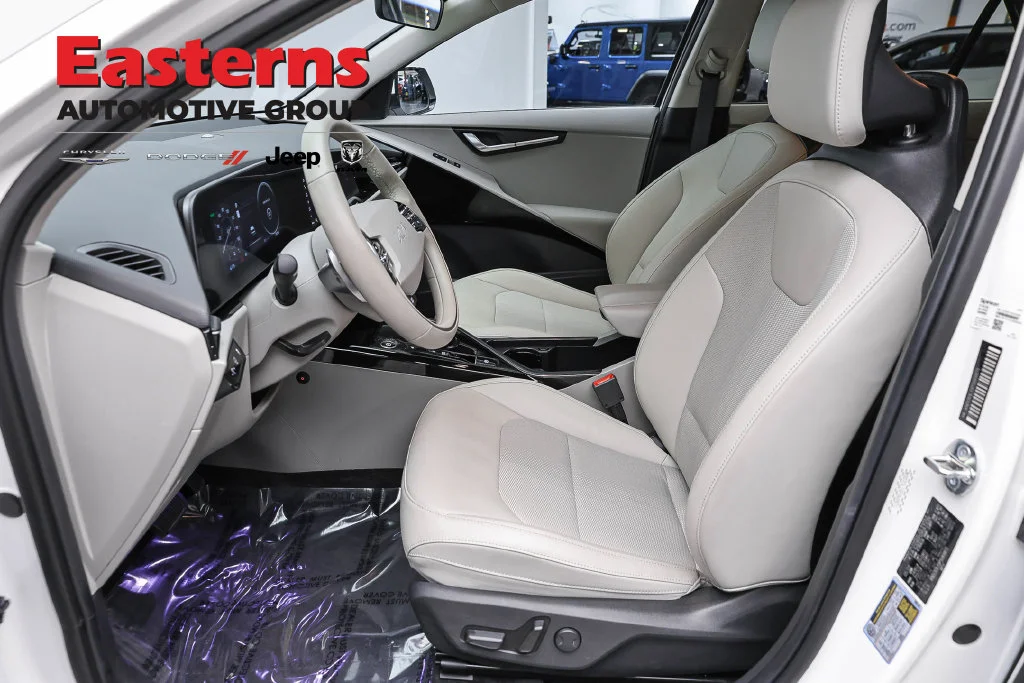 Used 2023 White Kia Wind image 14