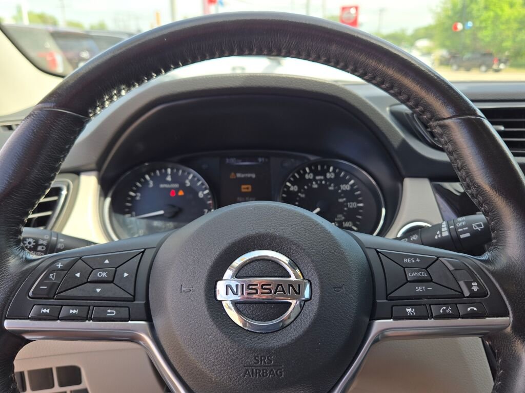 Used 2018 Silver Nissan SL image 33