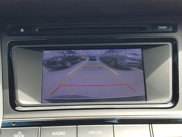 Used 2018 White Hyundai SE image 21