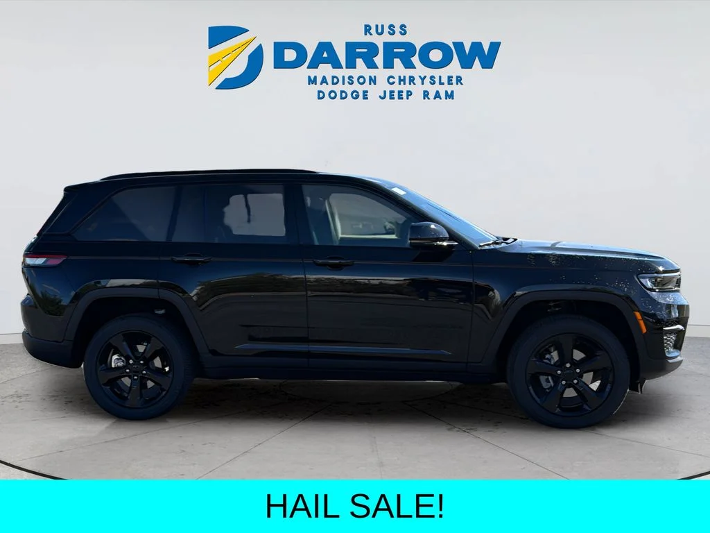 New 2025 Diamond Black Crystal Pearl-Coat Exterior Paint Jeep Laredo image 6
