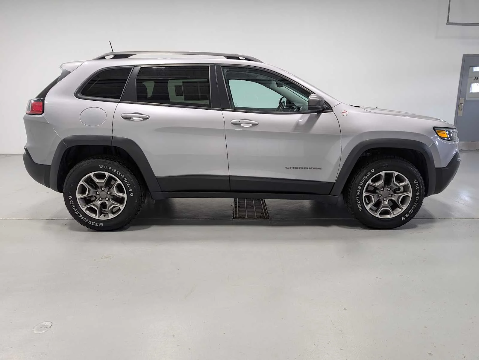 Used 2021 Billet Silver Metallic Clearcoat Jeep Trailhawk image 7