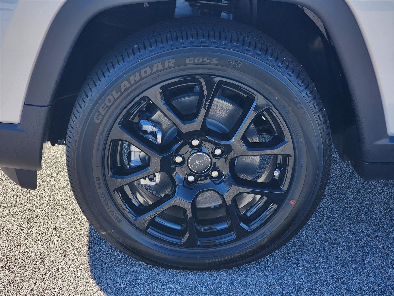 New 2026 Silver Zynith Metallic Clear-Coat Exterior Paint Jeep Latitude Altitude image 7