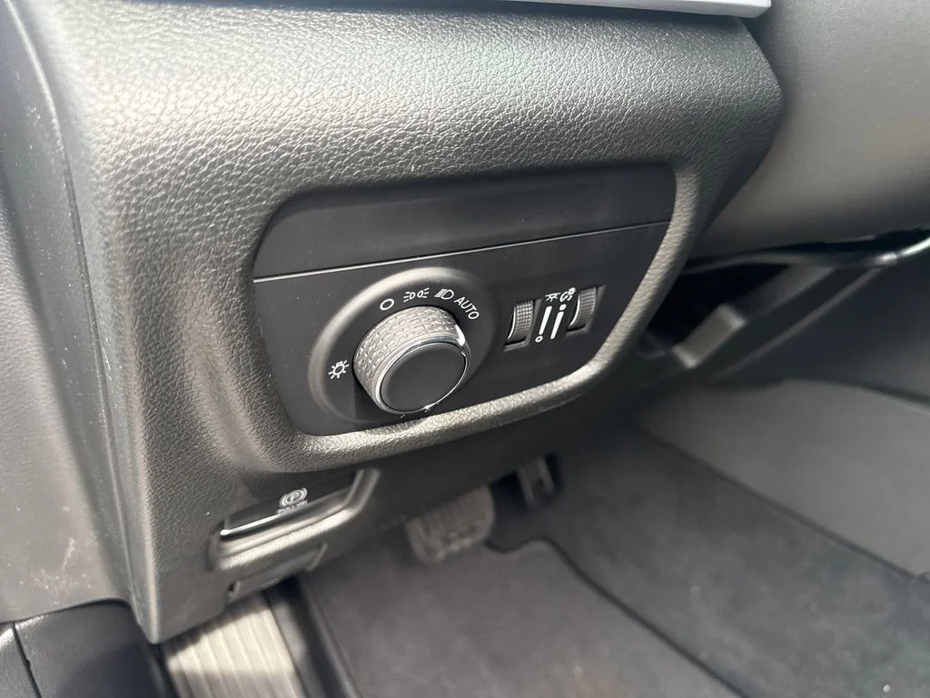 New 2026 Bright White Clear-Coat Exterior Paint Jeep Laredo X image 16