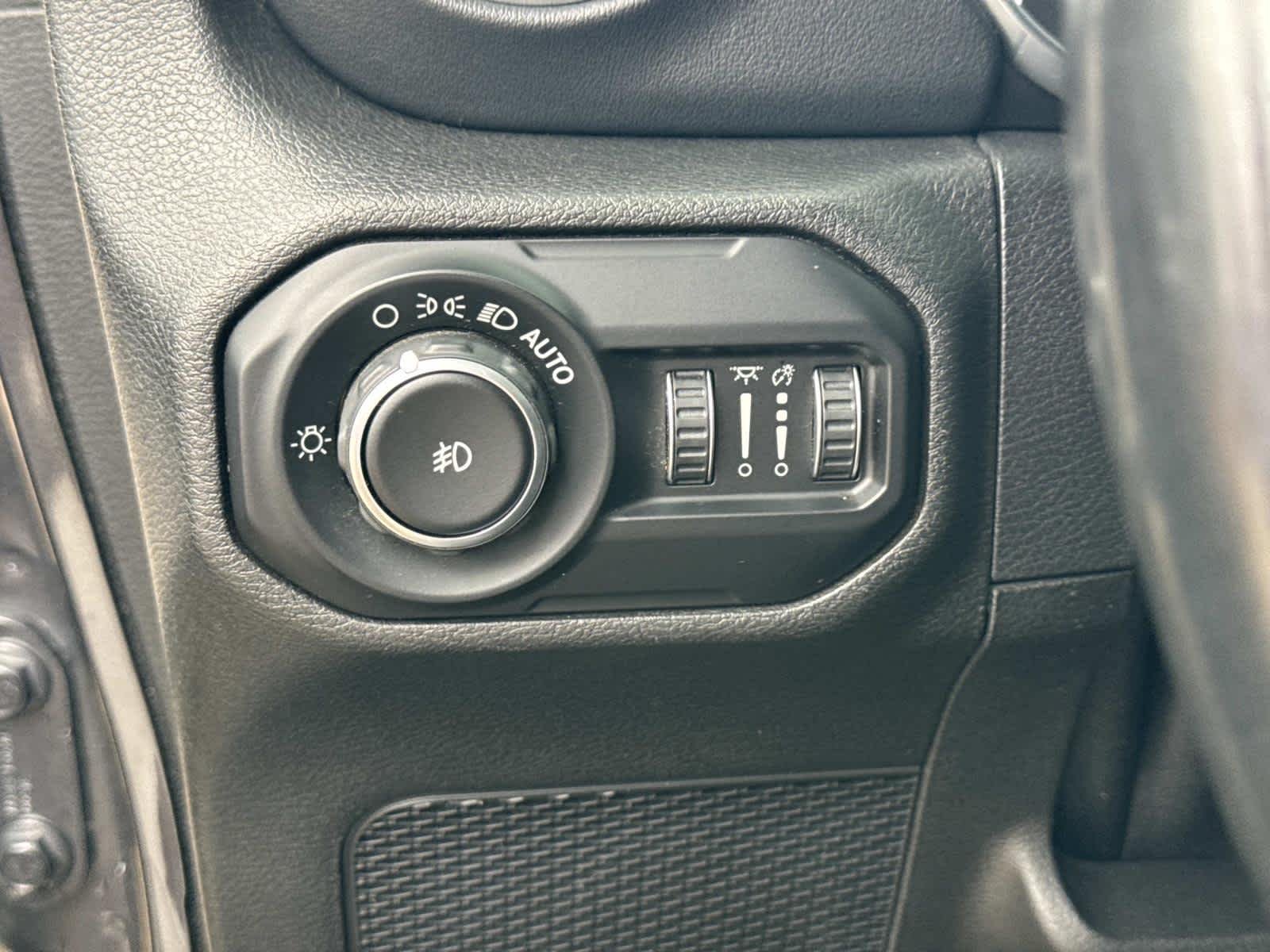 Used 2018  Jeep Sahara image 12