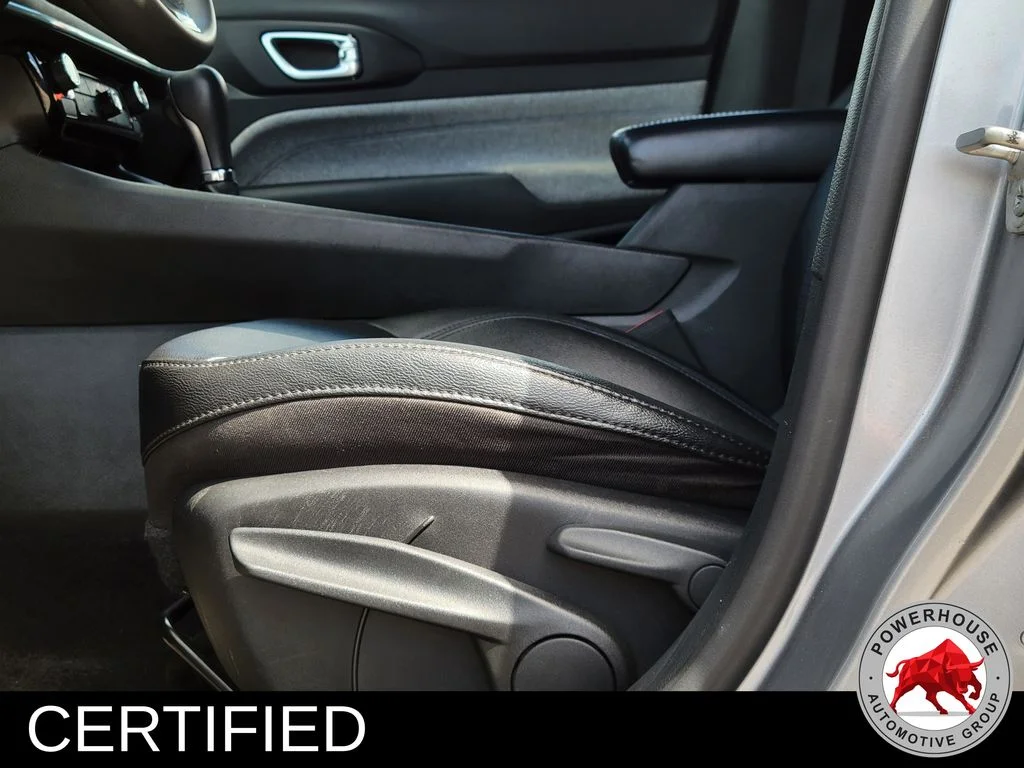 Used 2024  Jeep Latitude image 23