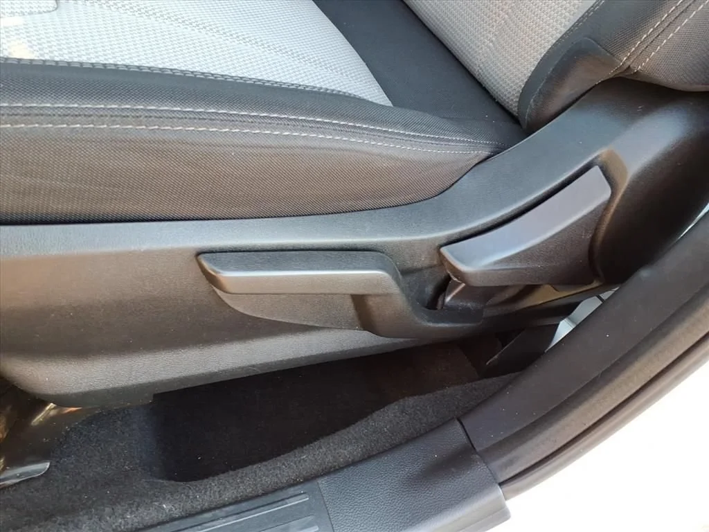 Used 2023 White Subaru  image 5
