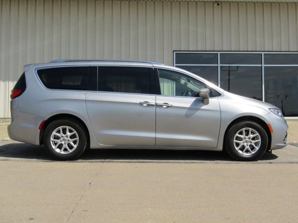 Used 2021 Chrysler Pacifica Touring L with VIN 2C4RC1BG3MR591032 for sale in Kansas City