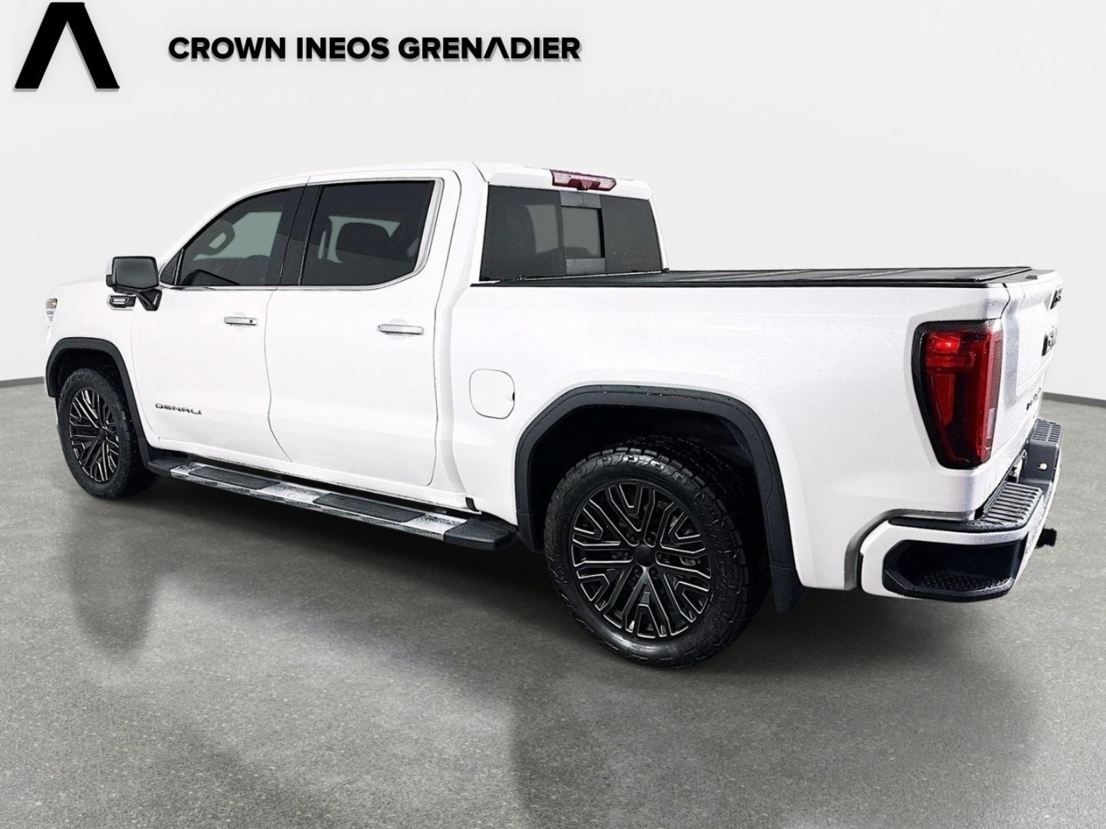 Used 2022 White Frost Tricoat GMC Denali image 7