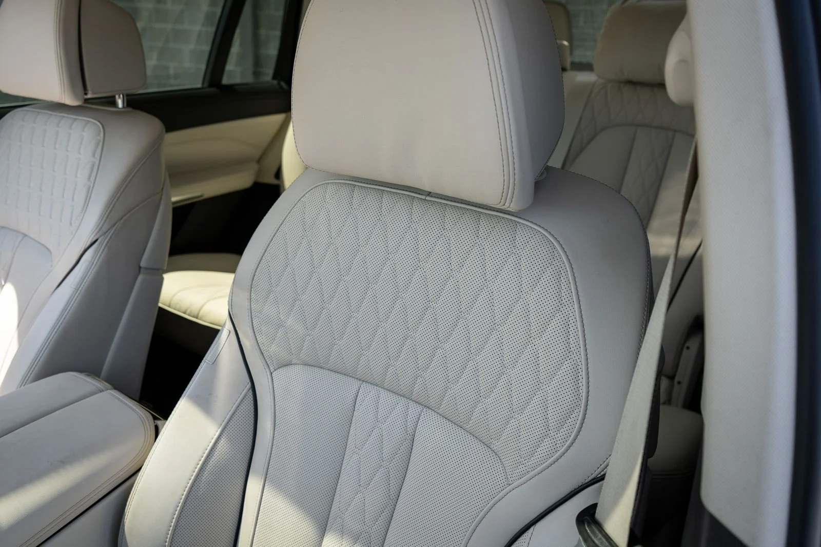 Used 2023 White BMW xDrive40i image 25
