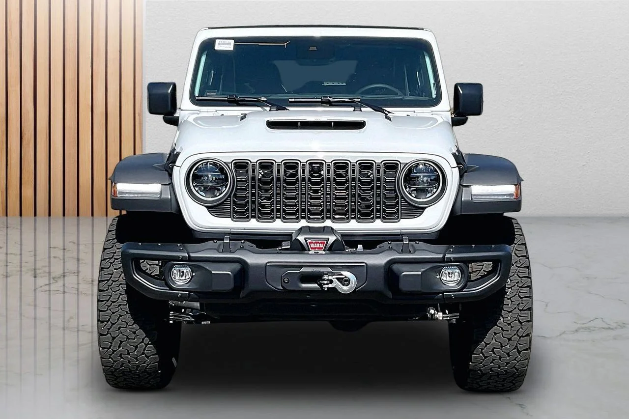 New 2026 Bright White Clear-Coat Exterior Paint Jeep Moab 392 image 3