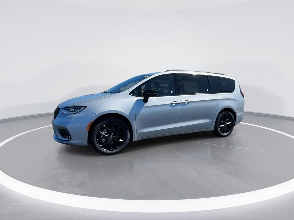New 2026 Silver Mist Clear-Coat Exterior Paint Chrysler Select image 4