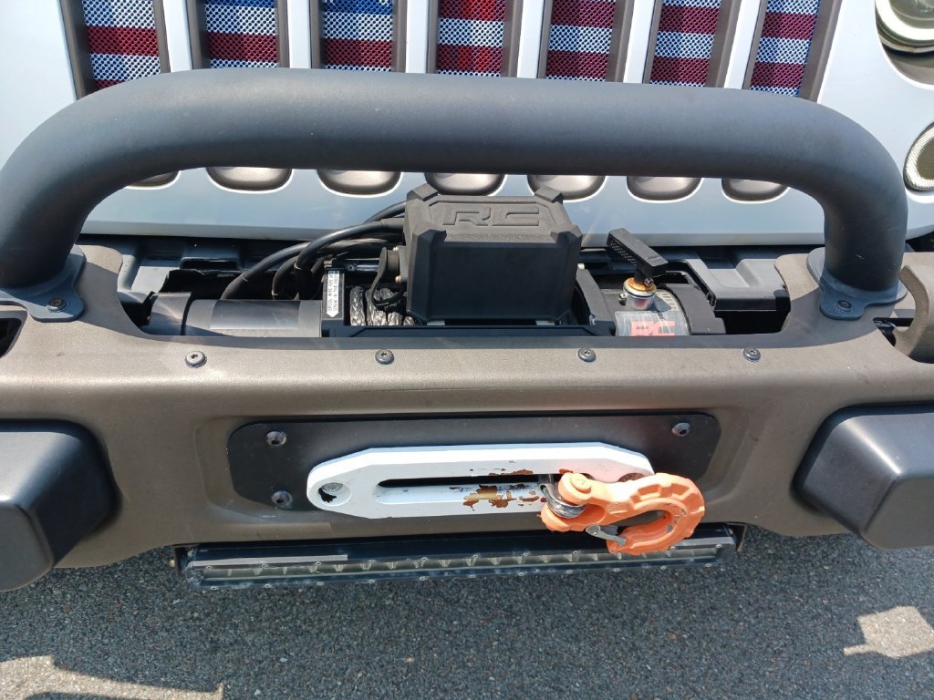 Used 2016 White Jeep Unlimited Sahara image 32
