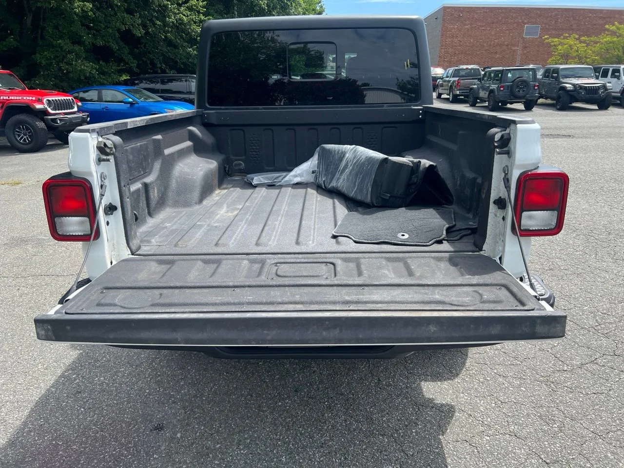 Used 2025 White Jeep Sport S image 16
