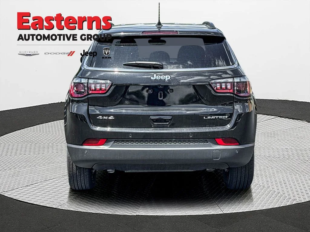 New 2026 Diamond Black Crystal Pearl-Coat Exterior Paint Jeep Limited image 6