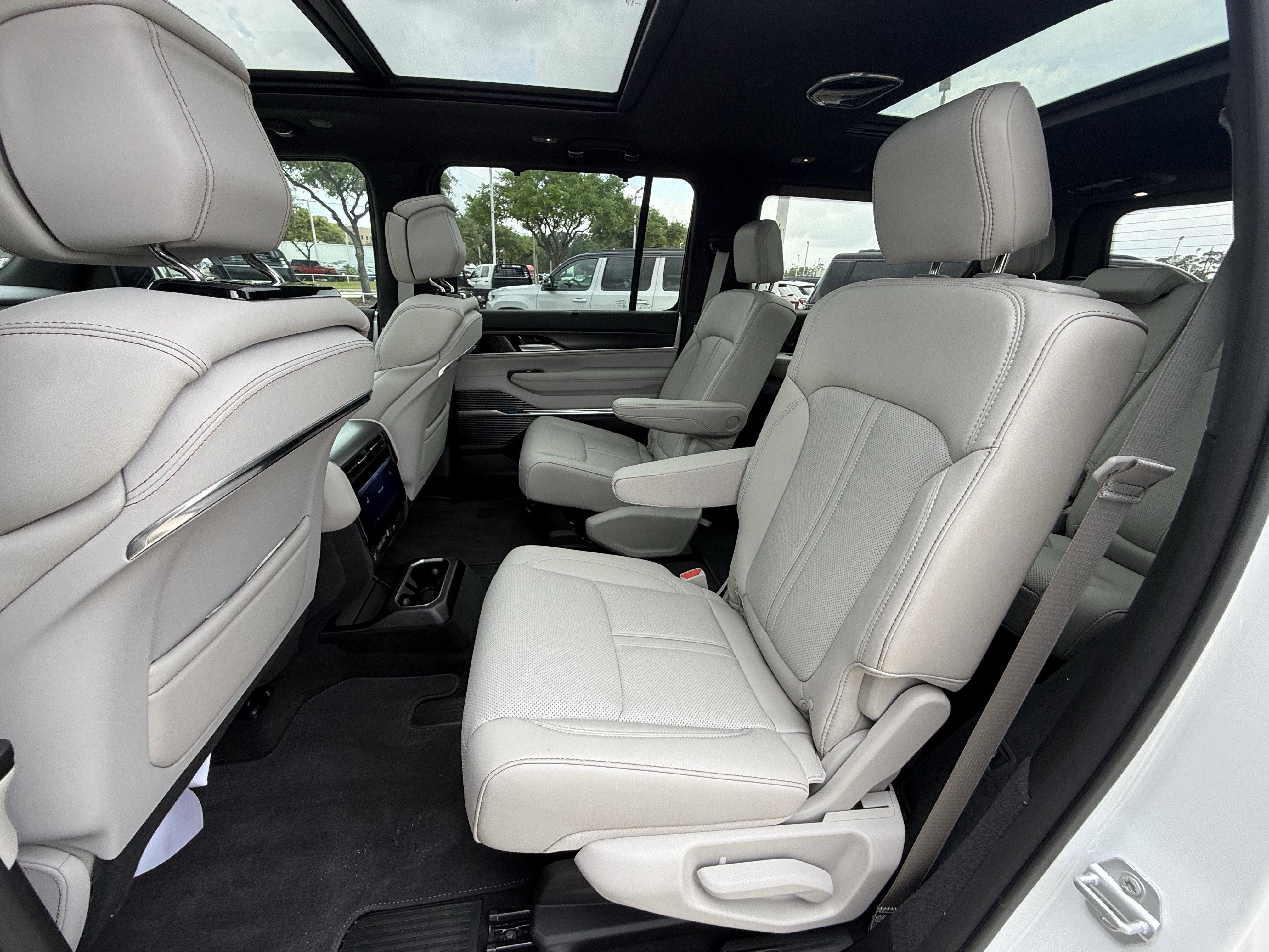 New 2026 Bright White Clearcoat Jeep Summit Obsidian image 16