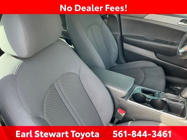Used 2018 White Hyundai SE image 27