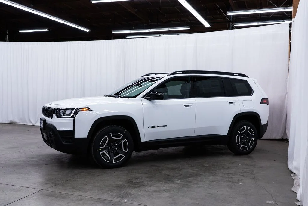 New 2026 Bright White Clear-Coat Exterior Paint Jeep Limited image 3