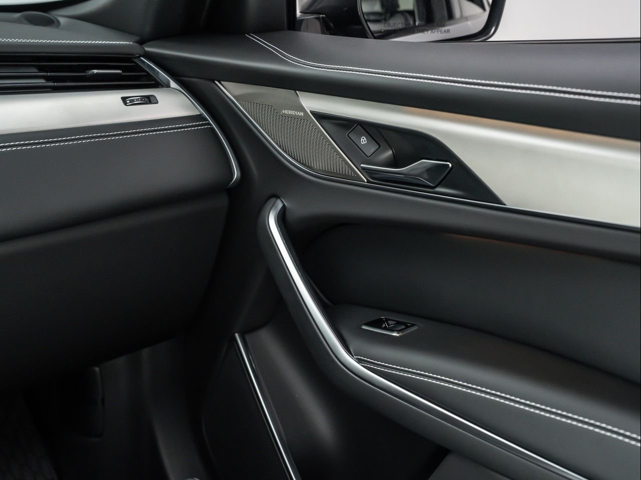 2025 Jaguar F-PACE R-Dynamic S - Photo 30